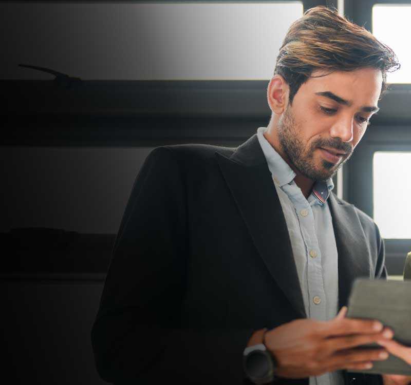Mujer y hombre de mediana edad mirando una lista, vestido formal de ofidina revisando el computador